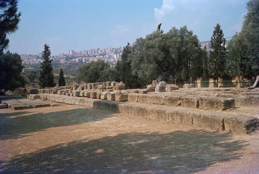 1969. Italien. Sizilien
1969. Italien. Sizilien. Römische Ruinen  - Italy. Sicily - Italia. Sicilia. Agrigento
Schlüsselwörter: 1969;Agrigento;Italia;Italien;Italy;Ruinen;Sicilia;Sicily;Sizilien