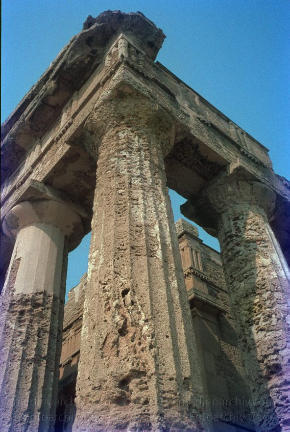 1969. Italien. Sizilien
1969. Italien. Sizilien. Römische Ruinen  - Italy. Sicily - Italia. Sicilia. Agrigento. Säulen
Schlüsselwörter: 1969;Agrigento;Italia;Italien;Italy;Ruinen;Sicilia;Sicily;Sizilien;Säulen