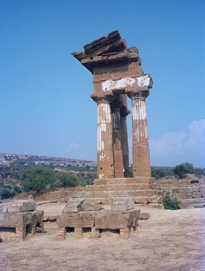 1969. Italien. Sizilien
1969. Italien. Sizilien. Römische Ruinen  - Italy. Sicily - Italia. Sicilia. Agrigento. Säulen
Schlüsselwörter: 1969;Agrigento;Italia;Italien;Italy;Ruinen;Sicilia;Sicily;Sizilien;Säulen