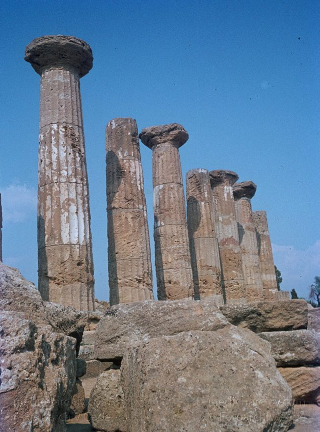 1969. Italien. Sizilien
1969. Italien. Sizilien. Römische Ruinen  - Italy. Sicily - Italia. Sicilia. Agrigento. Säulen
Schlüsselwörter: 1969;Agrigento;Italia;Italien;Italy;Ruinen;Sicilia;Sicily;Sizilien;Säulen