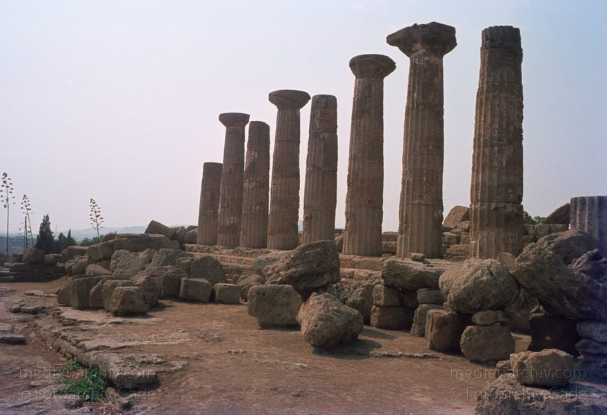 1969. Italien. Sizilien
1969. Italien. Sizilien. Römische Ruinen  - Italy. Sicily - Italia. Sicilia. Agrigento. Säulen
Schlüsselwörter: 1969;Agrigento;Italia;Italien;Italy;Ruinen;Sicilia;Sicily;Sizilien;Säulen