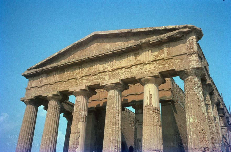 1969. Italien. Sizilien
1969. Italien. Sizilien. Römische Ruinen  - Italy. Sicily - Italia. Sicilia. Agrigento. Säulen
Schlüsselwörter: 1969;Agrigento;Concordia;Italia;Italien;Italy;Ruinen;Sicilia;Sicily;Sizilien;Säulen;Tempel
