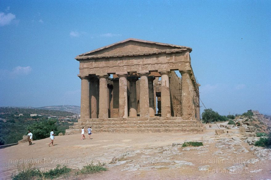 1969. Italien. Sizilien
1969. Italien. Sizilien. Römische Ruinen  - Italy. Sicily - Italia. Sicilia. Agrigento. Säulen
Schlüsselwörter: 1969;Agrigento;Concordia;Italia;Italien;Italy;Ruinen;Sicilia;Sicily;Sizilien;Säulen;Tempel