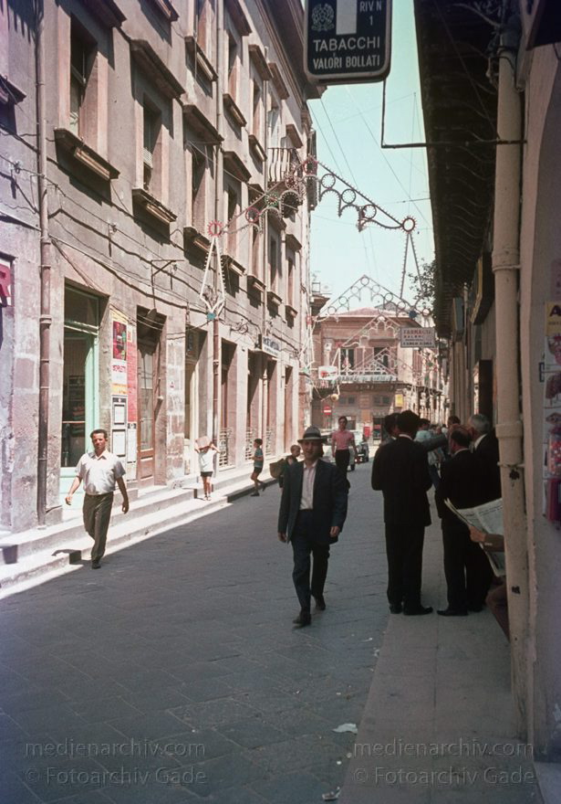 1969. Italien. Sizilien
1969. Italien. Sizilien  - Italy. Sicily - Italia. Sicilia. Piazza Armerina
Schlüsselwörter: 1969;Italia;Italien;Italy;Piazza Armerina;Sicilia;Sicily;Sizilien