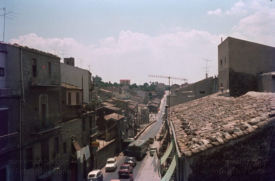 1969. Italien. Sizilien
1969. Italien. Sizilien  - Italy. Sicily - Italia. Sicilia. Piazza Armerina
Schlüsselwörter: 1969;Italia;Italien;Italy;Piazza Armerina;Sicilia;Sicily;Sizilien