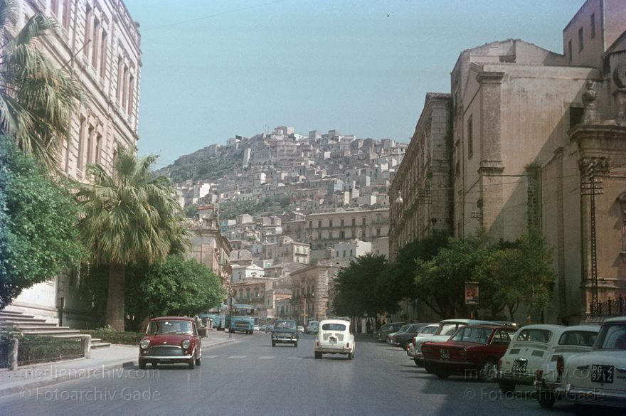 1969. Italien. Sizilien  - Italy. Sicily - Italia. Sicilia. Ragusa
1969. Italien. Sizilien  - Italy. Sicily - Italia. Sicilia. Ragusa
Schlüsselwörter: 1969;Italia;Italien;Italy;Ragusa;Sicilia;Sicily;Sizilien