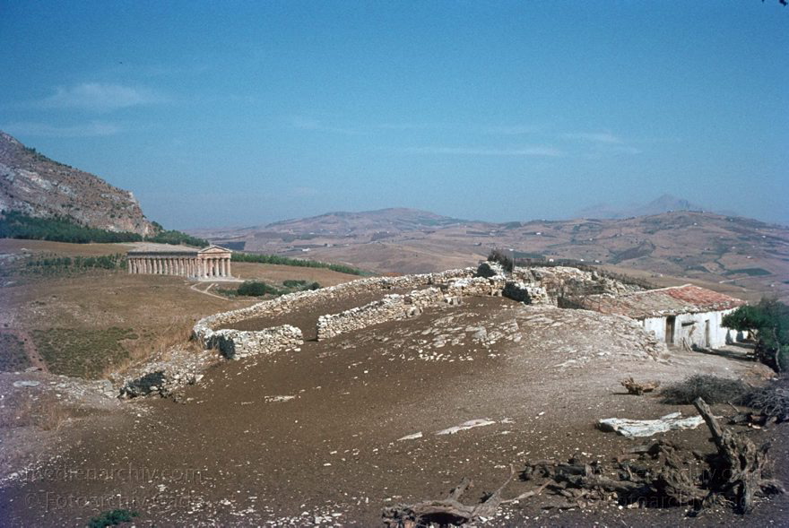 1969. Italien. Sizilien
1969. Italien. Sizilien  - Italy. Sicily - Italia. Sicilia. Segesta. Ruinen. Säulen. Segesta
Schlüsselwörter: 1969;Italia;Italien;Italy;Segesta;Sicilia;Sicily;Sizilien