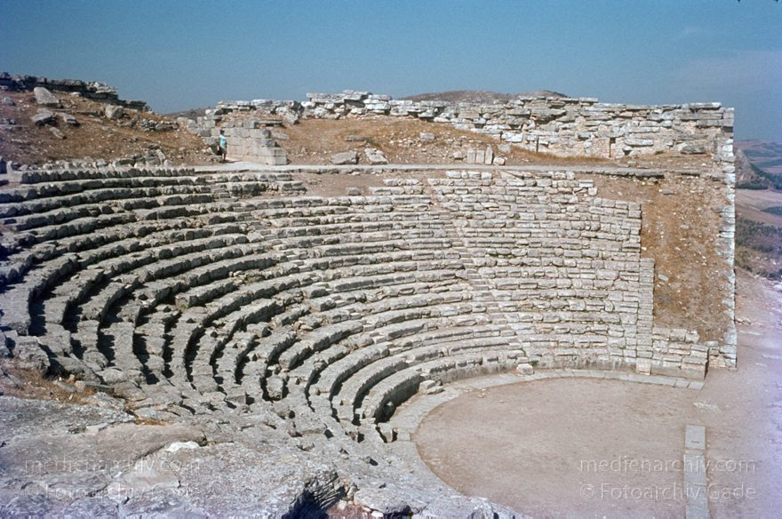 1969. Italien. Sizilien
1969. Italien. Sizilien. Griechische Ruinen. Amphitheater  - Italy. Sicily - Italia. Sicilia. Segesta
Schlüsselwörter: 1969;Italia;Italien;Italy;Segesta;Sicilia;Sicily;Sizilien