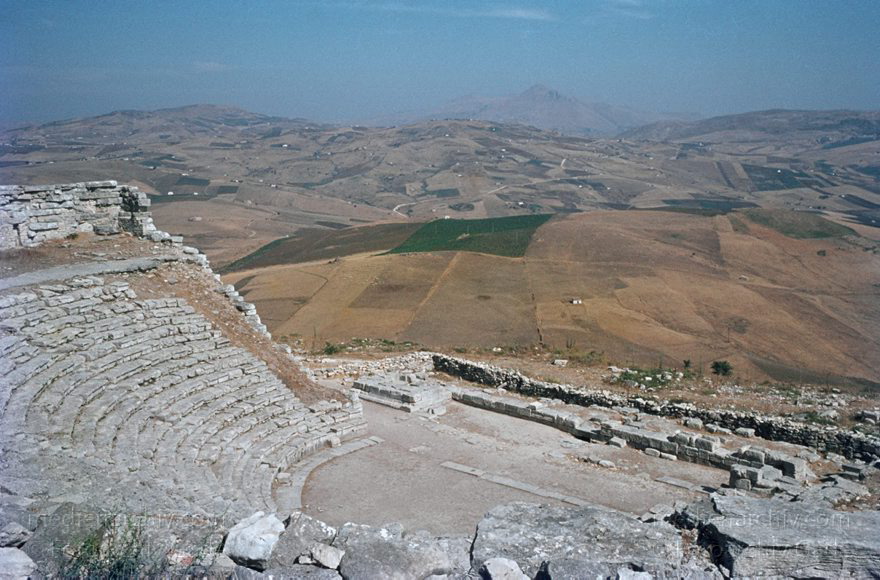 1969. Italien. Sizilien
1969. Italien. Sizilien. Griechische Ruinen. Amphitheater  - Italy. Sicily - Italia. Sicilia. Segesta
Schlüsselwörter: 1969;Italia;Italien;Italy;Segesta;Sicilia;Sicily;Sizilien