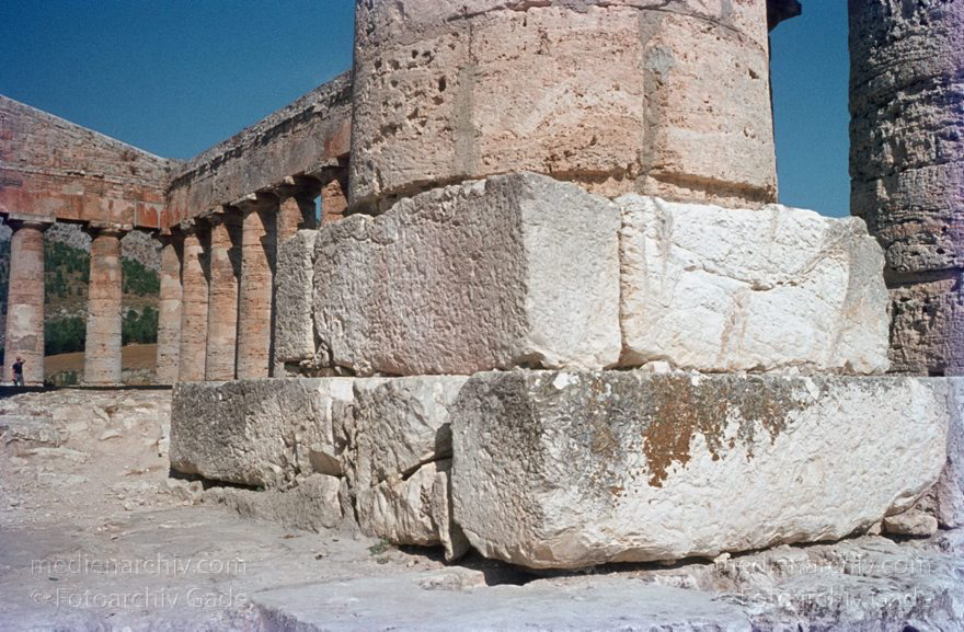 1969. Italien. Sizilien
1969. Italien. Sizilien  - Italy. Sicily - Italia. Sicilia. Segesta. Ruinen. Säulen. Segesta
Schlüsselwörter: 1969;Italia;Italien;Italy;Segesta;Sicilia;Sicily;Sizilien;Säulen
