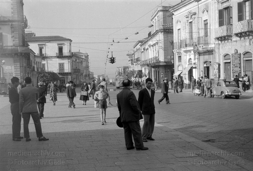 1950. Italien. Sizilien. Provinz Catania. Giarre
1950. Italien. Sizilien. Provinz Catania. Giarre
Schlüsselwörter: 1950;Catania;Giarre;Italia;Italien;Italy;Sizilien