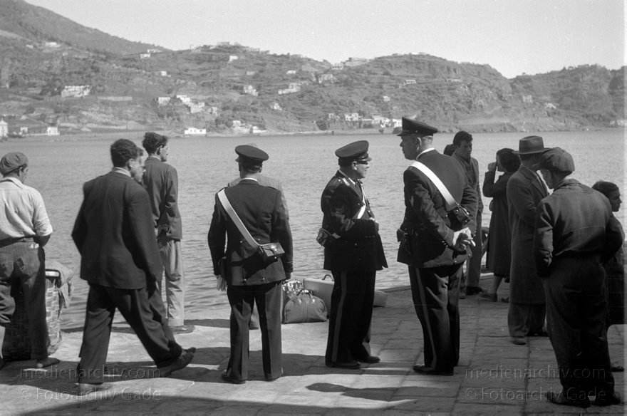 1950. Italien. Sizilien
1950. Italien. Provinz Messina. Insel Insel Lipari. Karabinieri. Polizisten am Hafen. Mittelmeer
Schlüsselwörter: 1950;Italia;Italien;Italy;Liapri;Mittelmeer;Sizilien