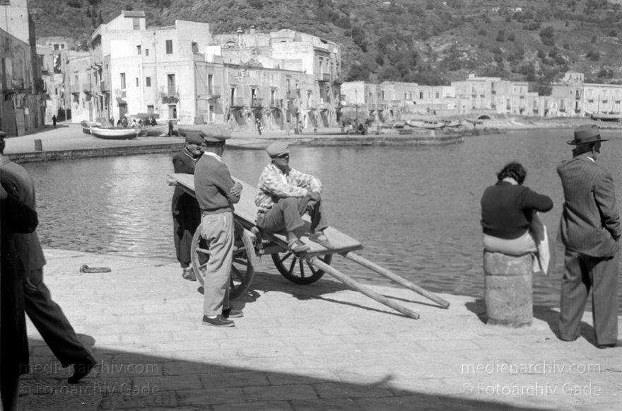 1950. Italien. Provinz Messina. Insel Insel Lipari
1950. Italien. Provinz Messina. Insel Insel Lipari
Schlüsselwörter: 1950;Hafen;Italia;Italien;Italy;Liapri;Mittelmeer;Sizilien