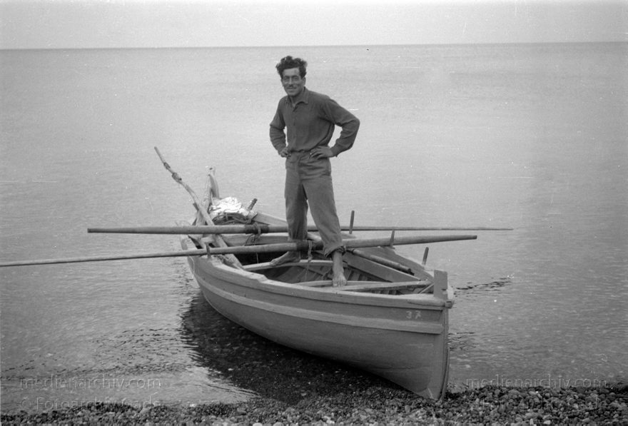 1950. Italien. Sizilien. Insel Lipari
1950. Italien. Sizilien.  Provinz Messina. Insel Insel Lipari. Mann in einem Fischerboot. Mittelmeer
Schlüsselwörter: 1950;Boote;Insel;Italia;Italien;Italy;Lipari;Mittelmeer;Sizilien