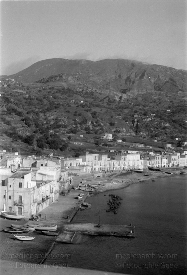 1950. Italien. Insel Lipari
1950. Italien. Provinz Messina. Insel Insel Lipari. Fischerboote am Strand. Mittelmeer
Schlüsselwörter: 1950;Boote;Insel;Italia;Italien;Italy;Lipari;Mittelmeer;Sizilien