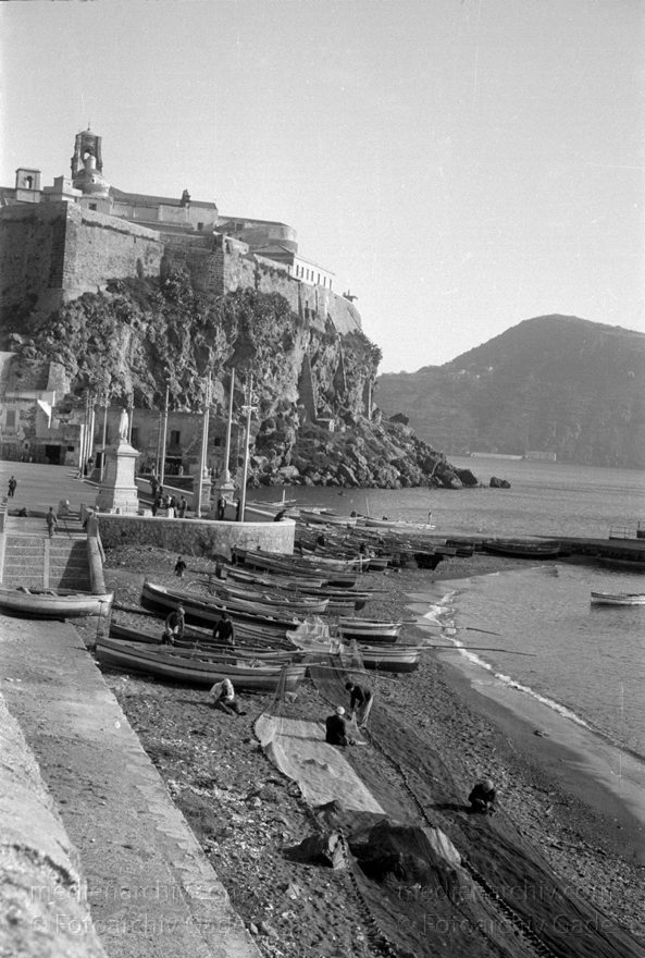 1950. Italien. Insel Lipari
1950. Italien. Provinz Messina. Insel Insel Lipari. Fischerboote am Strand. Mittelmeer
Schlüsselwörter: 1950;Boote;Festung;Insel;Italia;Italien;Italy;Lipari;Mittelmeer;Sizilien;Strand