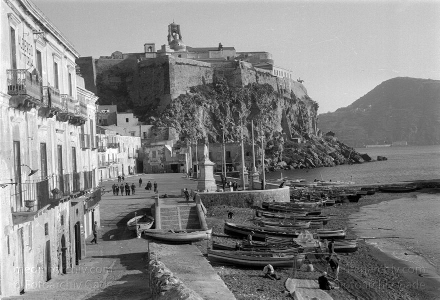 1950. Italien. Insel Lipari
1950. Italien. Provinz Messina. Insel Insel Lipari. Fischerboote am Strand. Mittelmeer
Schlüsselwörter: 1950;Boote;Festung;Insel;Italia;Italien;Italy;Lipari;Mittelmeer;Sizilien;Strand