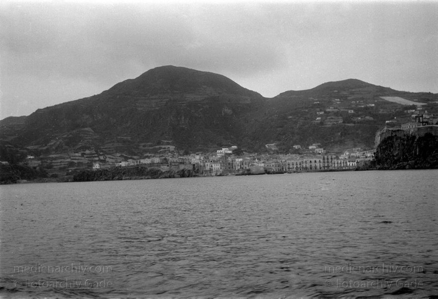 1950. Italien. Insel Lipari
1950. Italien. Provinz Messina. Insel Insel Lipari
Schlüsselwörter: 1950;Insel;Italia;Italien;Italy;Lipari;Mittelmeer;Sizilien
