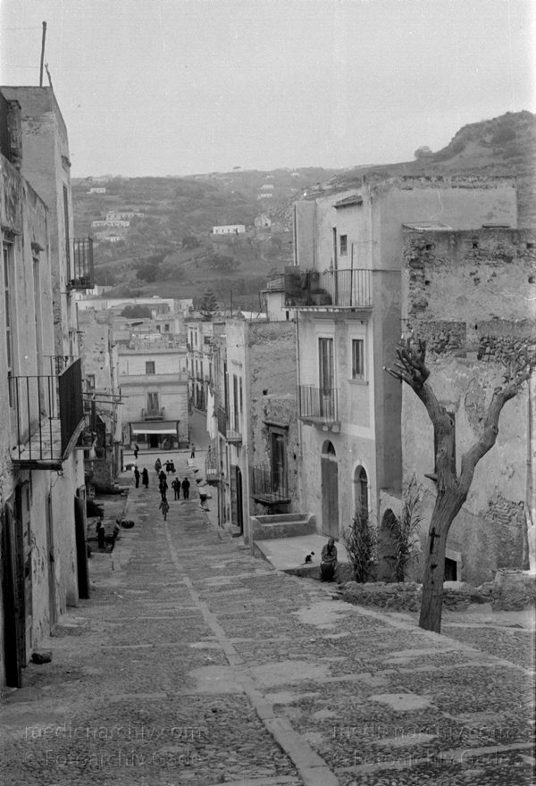 1950. Italien. Insel Lipari
1950. Italien. Provinz Messina. Insel Insel Lipari
Schlüsselwörter: 1950;Insel;Italia;Italien;Italy;Lipari;Sizilien