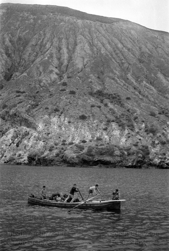 1950. Italien. Insel Vulcano
1950. Italien. Insel Vulcano. Vulkaninsel vor Sizilien. Meer. Boote. Ruderboote
Schlüsselwörter: 1950er;Boote;Insel;Italia;Italien;Italy;Meer;Vulcano;Vulkaninsel