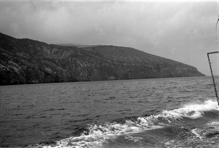 1950. Italien. Insel Lipari
1950. Italien. Provinz Messina vor Sizilien. Meer zwischen Vulcano und Lipari
Schlüsselwörter: 1950;Insel;Italia;Italien;Italy;Lipari;Messina;Mittelmeer;Sizilien