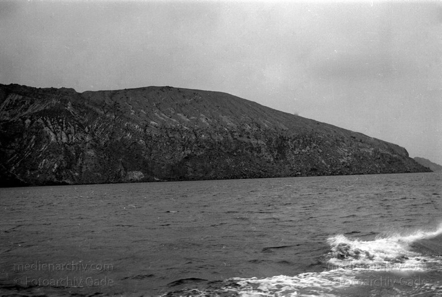 1950. Italien. Insel Lipari
1950. Italien. Provinz Messina vor Sizilien. Meer zwischen Vulcano und Lipari
Schlüsselwörter: 1950;Insel;Italia;Italien;Italy;Lipari;Messina;Mittelmeer;Sizilien