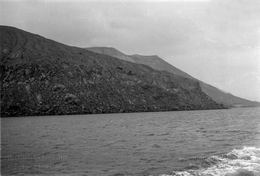 1950. Italien. Insel Lipari
1950. Italien. Provinz Messina vor Sizilien. Meer zwischen Vulcano und Lipari
Schlüsselwörter: 1950;Insel;Italia;Italien;Italy;Lipari;Messina;Mittelmeer;Sizilien