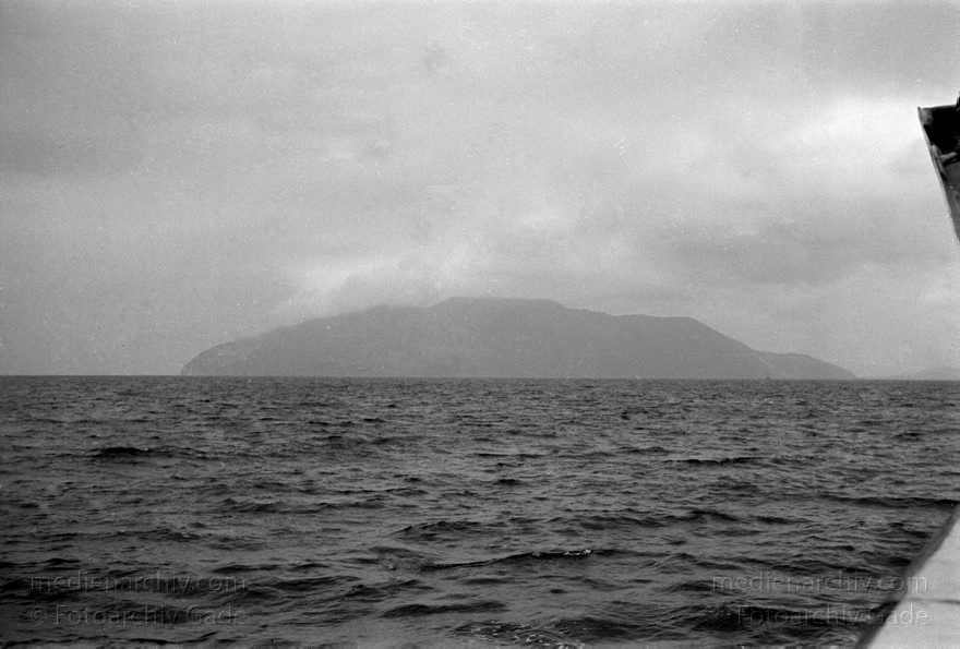 1950. Italien. Insel Lipari
1950. Italien. Provinz Messina vor Sizilien. Meer zwischen Vulcano und Lipari
Schlüsselwörter: 1950;Insel;Italia;Italien;Italy;Lipari;Messina;Mittelmeer;Sizilien