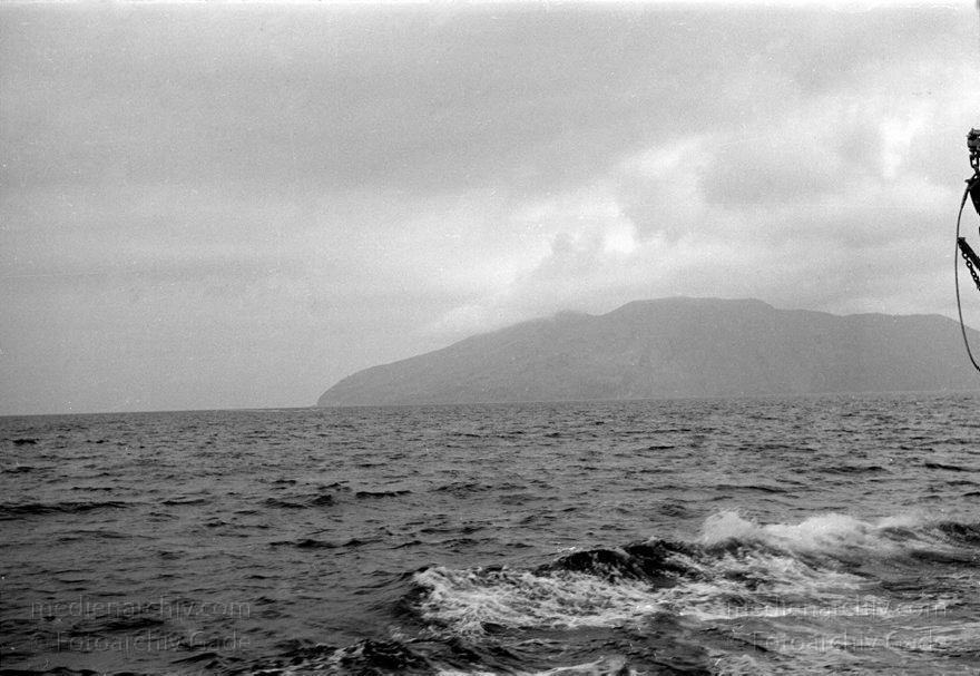 1950. Italien. Insel Lipari
1950. Italien. Provinz Messina vor Sizilien. Meer zwischen Vulcano und Lipari
Schlüsselwörter: 1950;Insel;Italia;Italien;Italy;Lipari;Messina;Mittelmeer;Sizilien