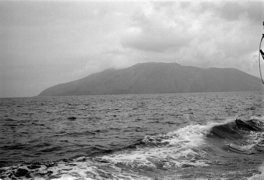 1950. Italien. Insel Lipari
1950. Italien. Provinz Messina vor Sizilien. Meer zwischen Vulcano und Lipari
Schlüsselwörter: 1950;Insel;Italia;Italien;Italy;Lipari;Messina;Mittelmeer;Sizilien