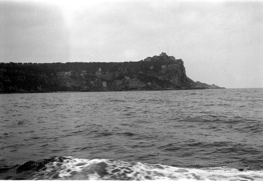 1950. Italien. Insel Lipari
1950. Italien. Provinz Messina. Insel Lipari. Insel vor Sizilien.
Schlüsselwörter: 1950;Insel;Italia;Italien;Italy;Lipari;Messina;Mittelmeer;Sizilien