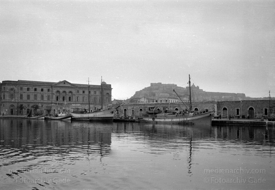 1950. Italien. Silien. Provinz Messina. Milazzo. Hafen
1950. Italien. Silien. Provinz Messina. Milazzo. Hafen.  Schiffe im Hafen
Schlüsselwörter: 1950;Italia;Italien;Italy;Milazzo;Mittelmeer;Schiffe;Sizilien