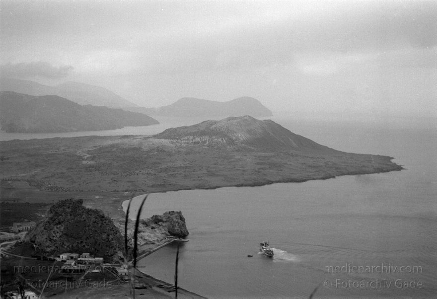 1950. Italien. Insel Vulcano
1950. Italien. Insel Vulcano. Vulkaninsel vor Sizilien.
Schlüsselwörter: 1950;Insel;Italia;Italien;Italy;Mittelmeer;Sizilien;Vulcano;Vulkaninsel