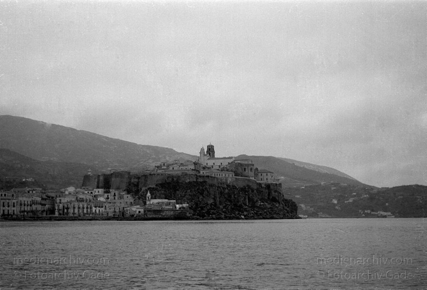 1950. Italien. Insel Vulcano
1950. Italien. Insel Vulcano. Vulkaninsel vor Sizilien.
Schlüsselwörter: 1950;Insel;Italia;Italien;Italy;Mittelmeer;Sizilien;Vulcano;Vulkaninsel