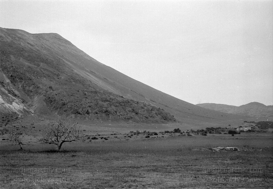 1950. Italien. Insel Vulcano
1950. Italien. Insel Vulcano. Vulkaninsel vor Sizilien.
Schlüsselwörter: 1950;Insel;Italia;Italien;Italy;Sizilien;Vulcano;Vulkaninsel