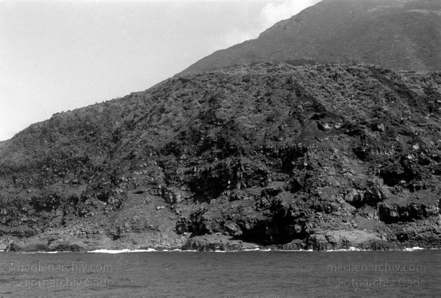 1950er. Italien. Italienische Insel Stromboli mit aktivem Vulkan
1950er. Italien. Liparische Inseln. Stromboli mit aktivem Vulkan. Italy. Aeolian Islands. Italia. Isola di Stromboli
Schlüsselwörter: 1950;Aeolian Islands;Insel;Isola di Stromboli;Italia;Italien;Italy;Mittelmeer;Stromboli;Vulkaninsel