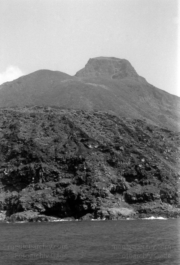 1950er. Italien. Italienische Insel Stromboli mit aktivem Vulkan
1950er. Italien. Liparische Inseln. Stromboli mit aktivem Vulkan. Italy. Aeolian Islands. Italia. Isola di Stromboli
Schlüsselwörter: 1950;Aeolian Islands;Insel;Isola di Stromboli;Italia;Italien;Italy;Mittelmeer;Stromboli;Vulkaninsel
