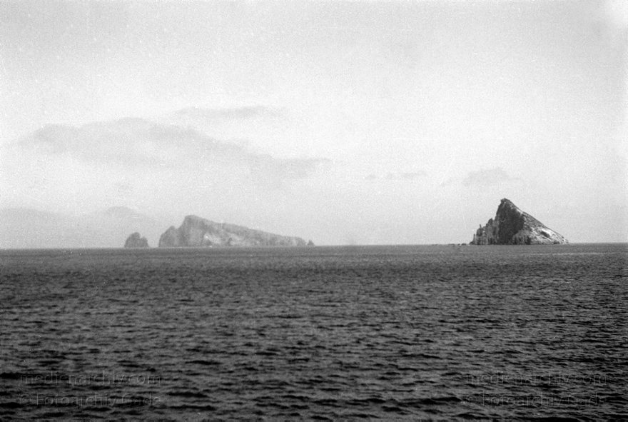 1950er. Italien. Liparische Inseln
1950er. Italien. Liparische Inseln. Stromboli mit aktivem Vulkan. Italy. Aeolian Islands. Italia
Schlüsselwörter: 1950;Aeolian Islands;Insel;Italia;Italien;Italy;Liparische Inseln;Mittelmeer;Stromboli