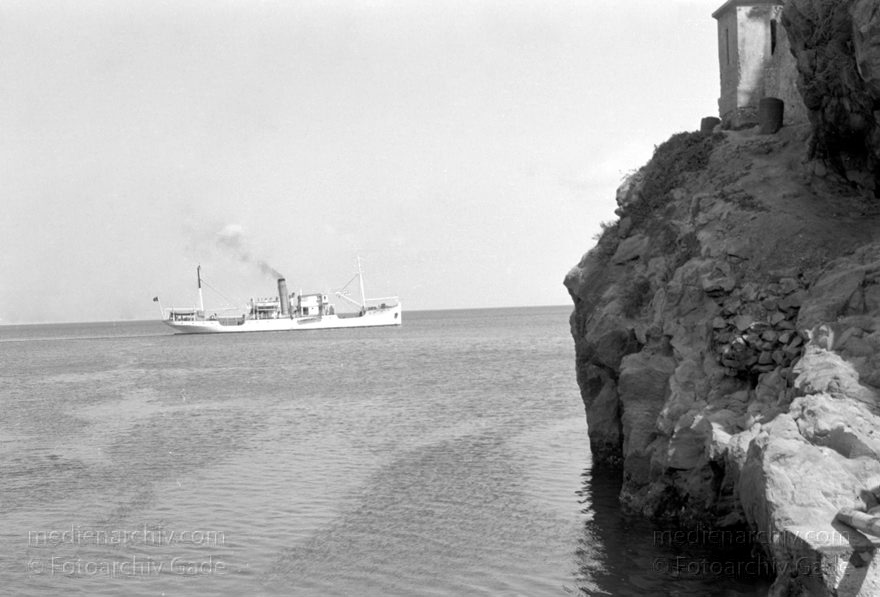 1950er. Italien. Italienische Insel Stromboli mit aktivem Vulkan
1950er. Italien. Liparische Inseln. Stromboli mit aktivem Vulkan. Italy. Aeolian Islands. Italia. Isola di Stromboli. Schiff auf dem Mittelmeer
Schlüsselwörter: 1950;Aeolian Islands;Dampfschiff;Insel;Isola di Stromboli;Italia;Italien;Italy;Schiff;Stromboli;Vulkaninsel