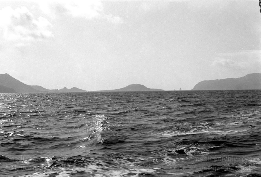 1950er. Italien. Liparische Inseln
1950er. Italien. Liparische Inseln. Stromboli mit aktivem Vulkan. Italy. Aeolian Islands. Italia
Schlüsselwörter: 1950;Aeolian Islands;Insel;Italia;Italien;Italy;Liparische Inseln;Mittelmeer;Stromboli