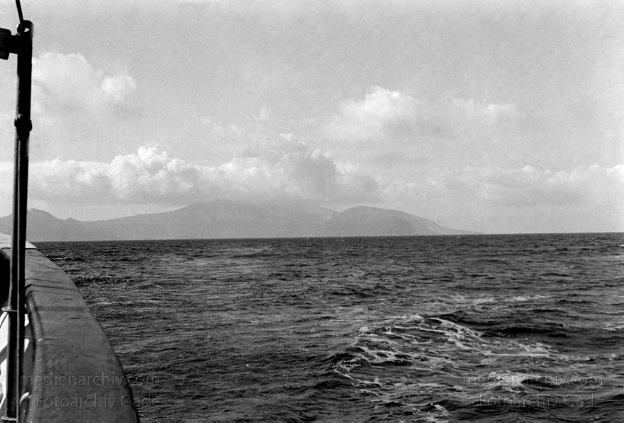 1950er. Italien. Italienische Insel Stromboli mit aktivem Vulkan
1950er. Italien. Liparische Inseln. Stromboli mit aktivem Vulkan. Italy. Aeolian Islands. Italia. Isola di Stromboli
Schlüsselwörter: 1950;Aeolian Islands;Insel;Isola di Stromboli;Italia;Italien;Italy;Mittelmeer;Stromboli;Vulkaninsel