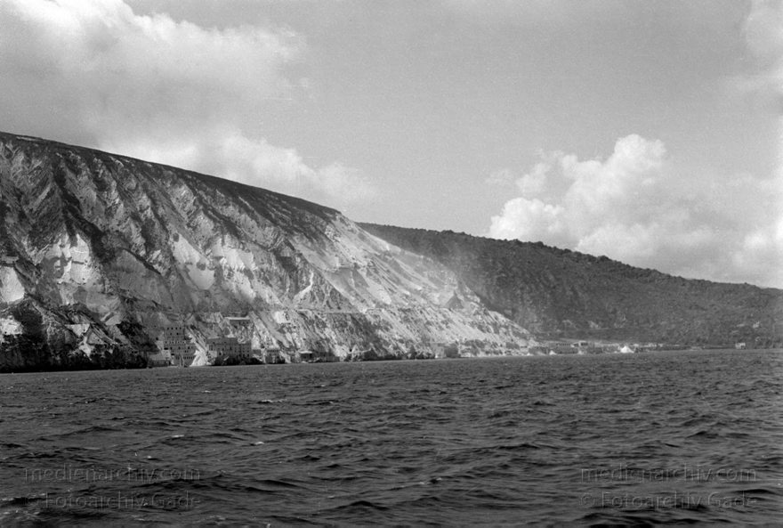 1950er. Italien. Italienische Insel Stromboli mit aktivem Vulkan
1950er. Italien. Liparische Inseln. Stromboli mit aktivem Vulkan. Italy. Aeolian Islands. Italia. Isola di Stromboli
Schlüsselwörter: 1950;Aeolian Islands;Insel;Isola di Stromboli;Italia;Italien;Italy;Mittelmeer;Stromboli;Vulkaninsel