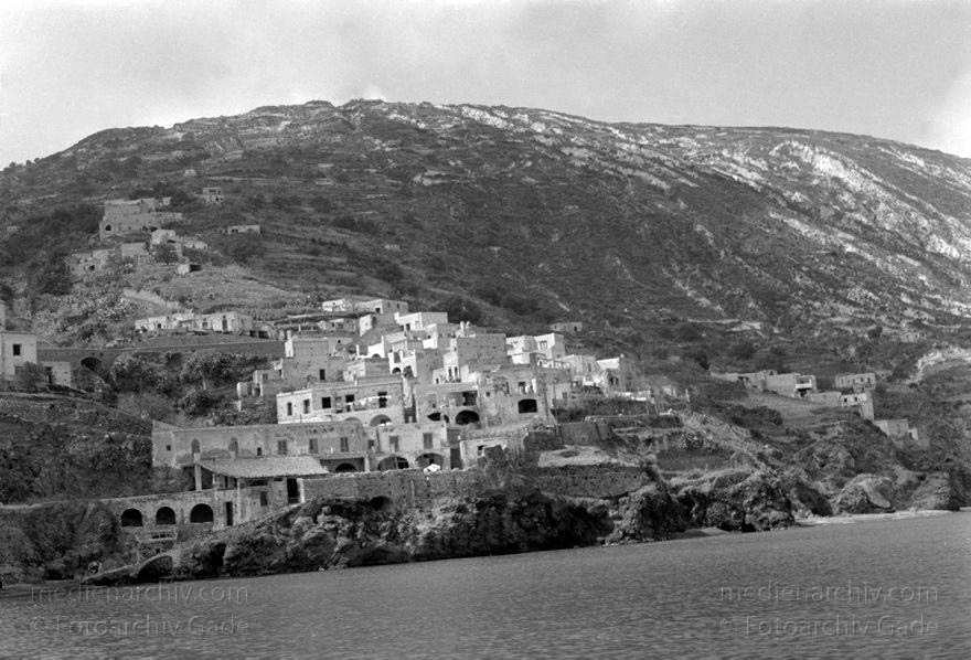 1950er. Italien. Italienische Insel Stromboli mit aktivem Vulkan
1950er. Italien. Liparische Inseln. Stromboli mit aktivem Vulkan. Italy. Aeolian Islands. Italia. Isola di Stromboli
Schlüsselwörter: 1950;Aeolian Islands;Insel;Isola di Stromboli;Italia;Italien;Italy;Mittelmeer;Stromboli;Vulkaninsel