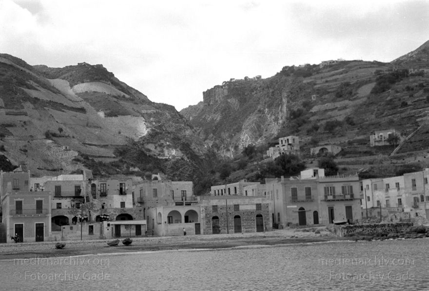 1950er. Italien. Italienische Insel Stromboli mit aktivem Vulkan
1950er. Italien. Liparische Inseln. Stromboli mit aktivem Vulkan. Italy. Aeolian Islands. Italia. Isola di Stromboli
Schlüsselwörter: 1950;Aeolian Islands;Insel;Isola di Stromboli;Italia;Italien;Italy;Mittelmeer;Stromboli;Vulkaninsel