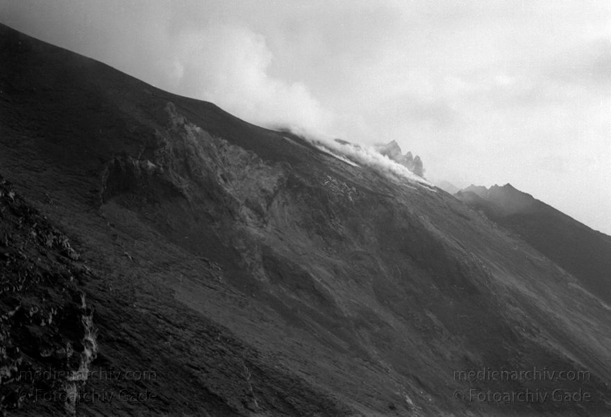 1950er. Italien. Italienische Insel Stromboli mit aktivem Vulkan
1950er. Italien. Liparische Inseln. Stromboli mit aktivem Vulkan. Italy. Aeolian Islands. Italia. Isola di Stromboli
Schlüsselwörter: 1950;Aeolian Islands;Insel;Isola di Stromboli;Italia;Italien;Italy;Stromboli;Vulkaninsel