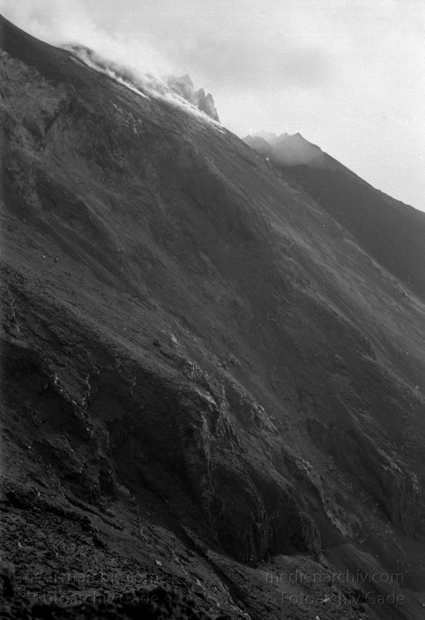 1950er. Italien. Italienische Insel Stromboli mit aktivem Vulkan
1950er. Italien. Liparische Inseln. Stromboli mit aktivem Vulkan. Italy. Aeolian Islands. Italia. Isola di Stromboli
Schlüsselwörter: 1950;Aeolian Islands;Insel;Isola di Stromboli;Italia;Italien;Italy;Stromboli;Vulkaninsel