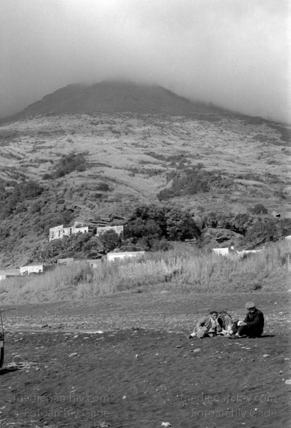 1950er. Italien. Italienische Insel Stromboli mit aktivem Vulkan
1950er. Italien. Liparische Inseln. Stromboli mit aktivem Vulkan. Italy. Aeolian Islands. Italia. Isola di Stromboli
Schlüsselwörter: 1950;Aeolian Islands;Insel;Isola di Stromboli;Italia;Italien;Italy;Stromboli;Vulkaninsel