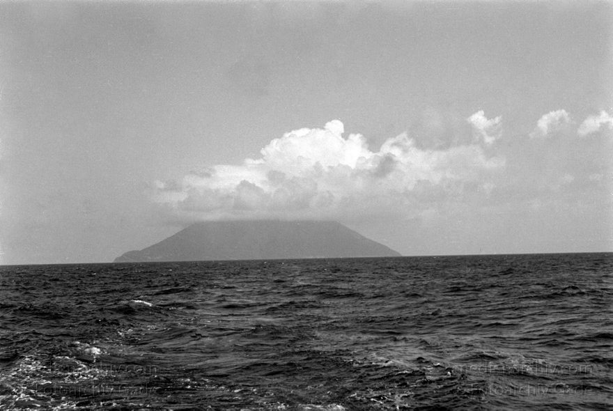 1950er. Italien. Italienische Insel Stromboli mit aktivem Vulkan
1950er. Italien. Liparische Inseln. Stromboli mit aktivem Vulkan. Italy. Aeolian Islands. Italia. Isola di Stromboli
Schlüsselwörter: 1950;Aeolian Islands;Insel;Isola di Stromboli;Italia;Italien;Italy;Mittelmeer;Stromboli;Vulkaninsel
