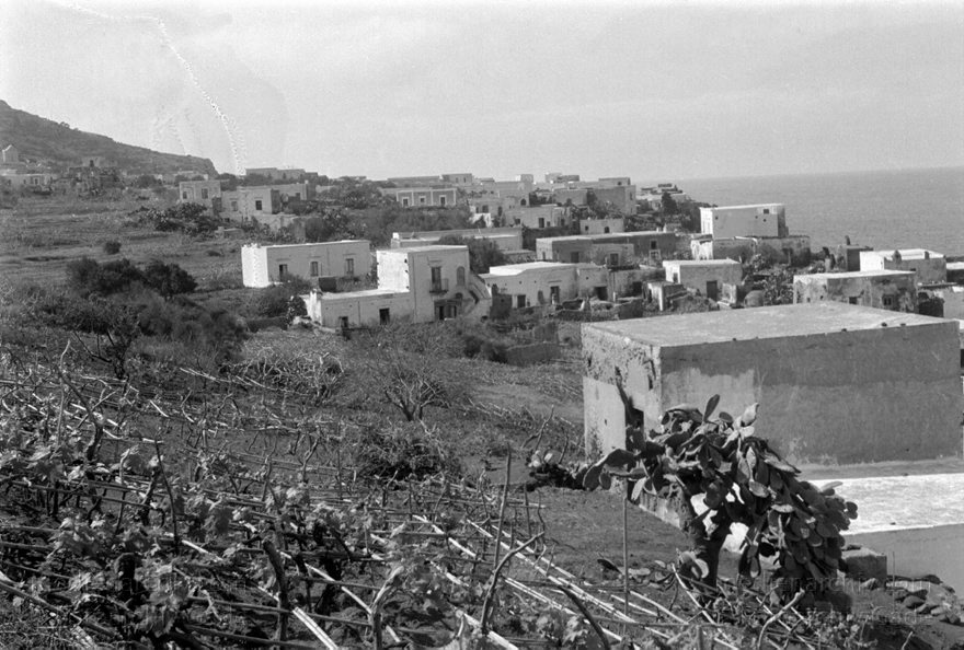 1950er. Italien. Italienische Insel Stromboli mit aktivem Vulkan
1950er. Italien. Liparische Inseln. Stromboli mit aktivem Vulkan. Italy. Aeolian Islands. Italia. Isola di Stromboli
Schlüsselwörter: 1950;Aeolian Islands;Insel;Isola di Stromboli;Italia;Italien;Italy;Stromboli;Vulkaninsel