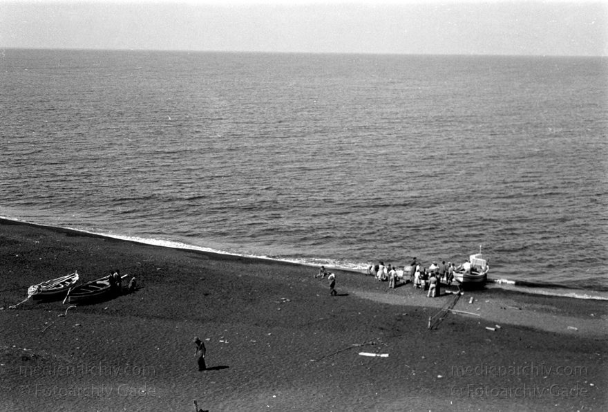 1950er. Italien. Italienische Insel Stromboli mit aktivem Vulkan
1950er. Italien. Liparische Inseln. Stromboli mit aktivem Vulkan. Italy. Aeolian Islands. Italia. Isola di Stromboli
Schlüsselwörter: 1950;Aeolian Islands;Insel;Isola di Stromboli;Italia;Italien;Italy;Mittelmeer;Stromboli;Vulkaninsel